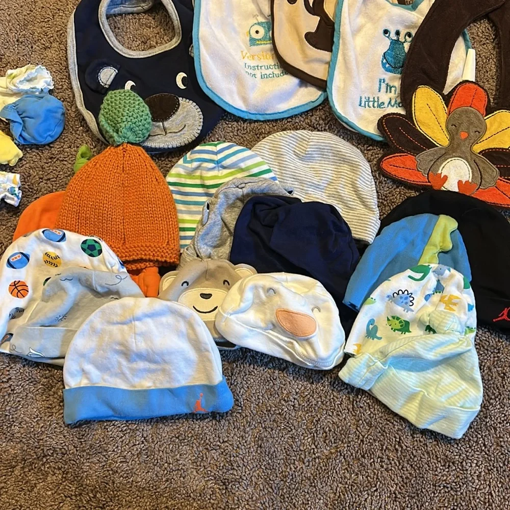 Newborn babyboy hat, bibs and mittens bundle!